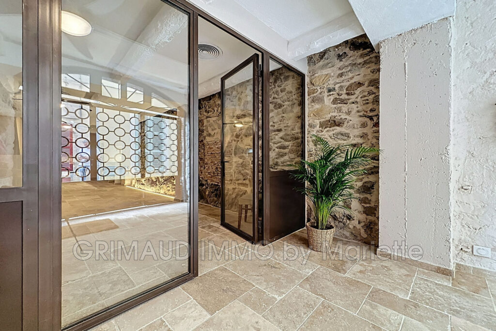 Charmante maison de village rénovée intégralement, répartie su – 3 pièces – 2 chambres – 86.00 m²