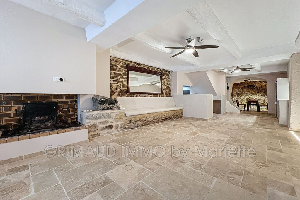 Charmante maison de village rénovée intégralement, répartie su – 3 pièces – 2 chambres – 86.00 m²