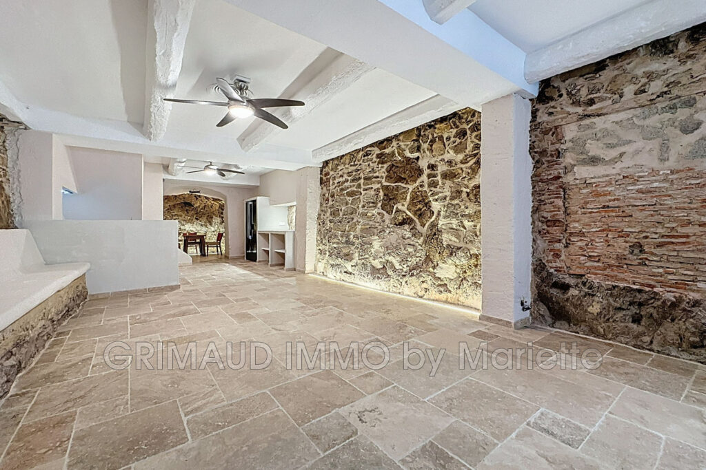 Charmante maison de village rénovée intégralement, répartie su – 3 pièces – 2 chambres – 86.00 m²