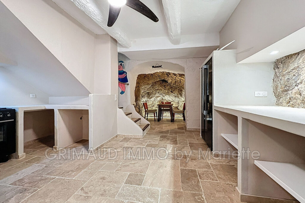 Charmante maison de village rénovée intégralement, répartie su – 3 pièces – 2 chambres – 86.00 m²