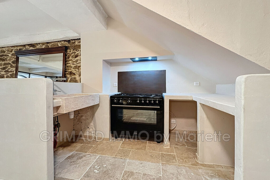 Charmante maison de village rénovée intégralement, répartie su – 3 pièces – 2 chambres – 86.00 m²