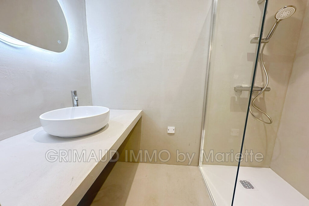 Charmante maison de village rénovée intégralement, répartie su – 3 pièces – 2 chambres – 86.00 m²