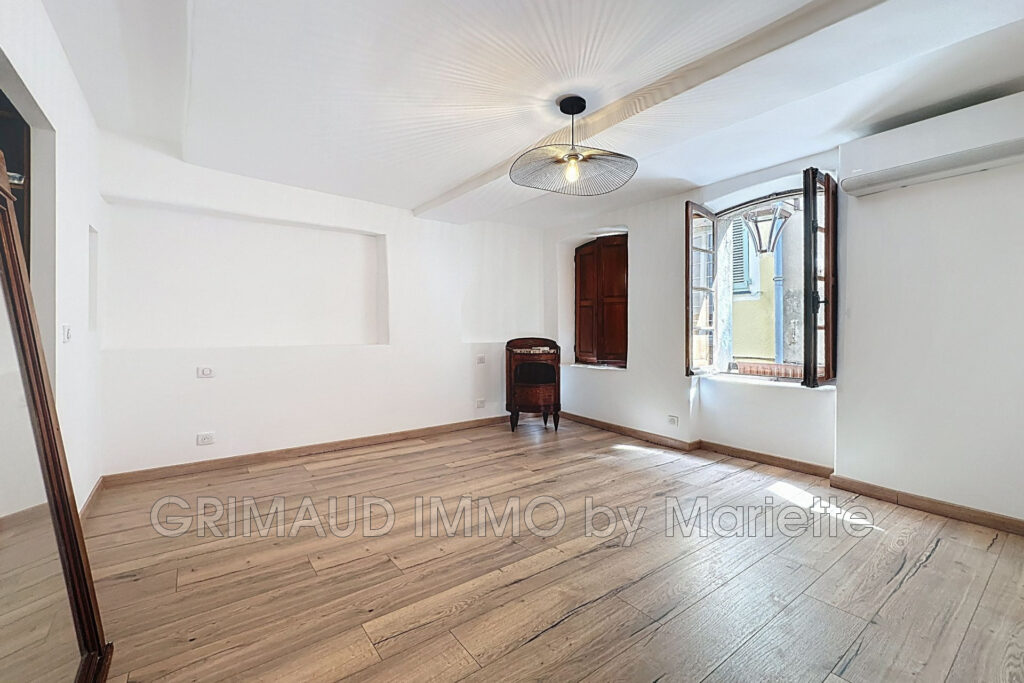 Charmante maison de village rénovée intégralement, répartie su – 3 pièces – 2 chambres – 86.00 m²