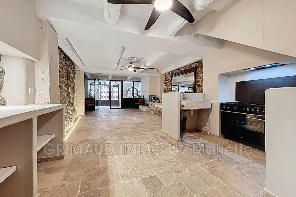 Charmante maison de village rénovée intégralement, répartie su – 3 pièces – 2 chambres – 86.00 m²