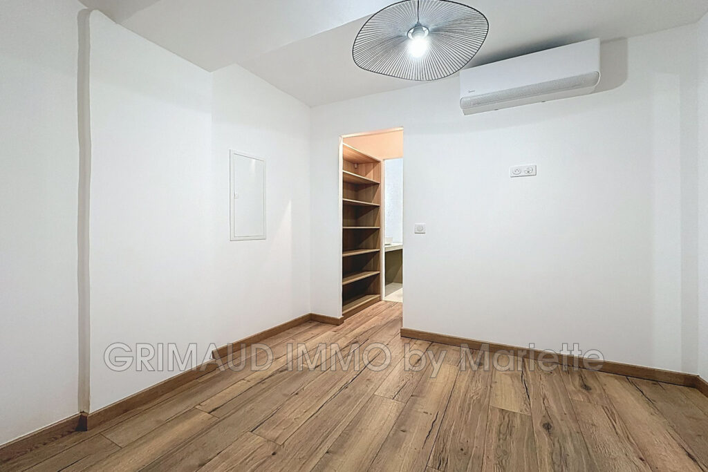 Charmante maison de village rénovée intégralement, répartie su – 3 pièces – 2 chambres – 86.00 m²