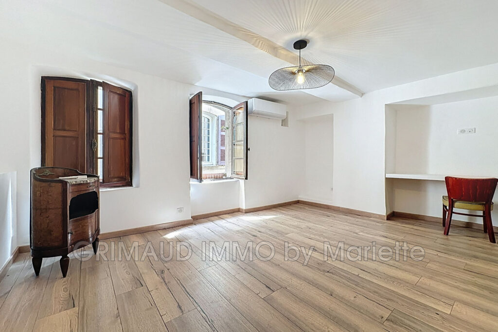 Charmante maison de village rénovée intégralement, répartie su – 3 pièces – 2 chambres – 86.00 m²