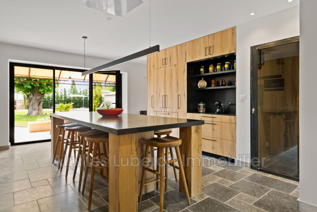 location saisonnière mas 8 Pièce(s) – 8 pièces – 6 chambres – 300.00 m²