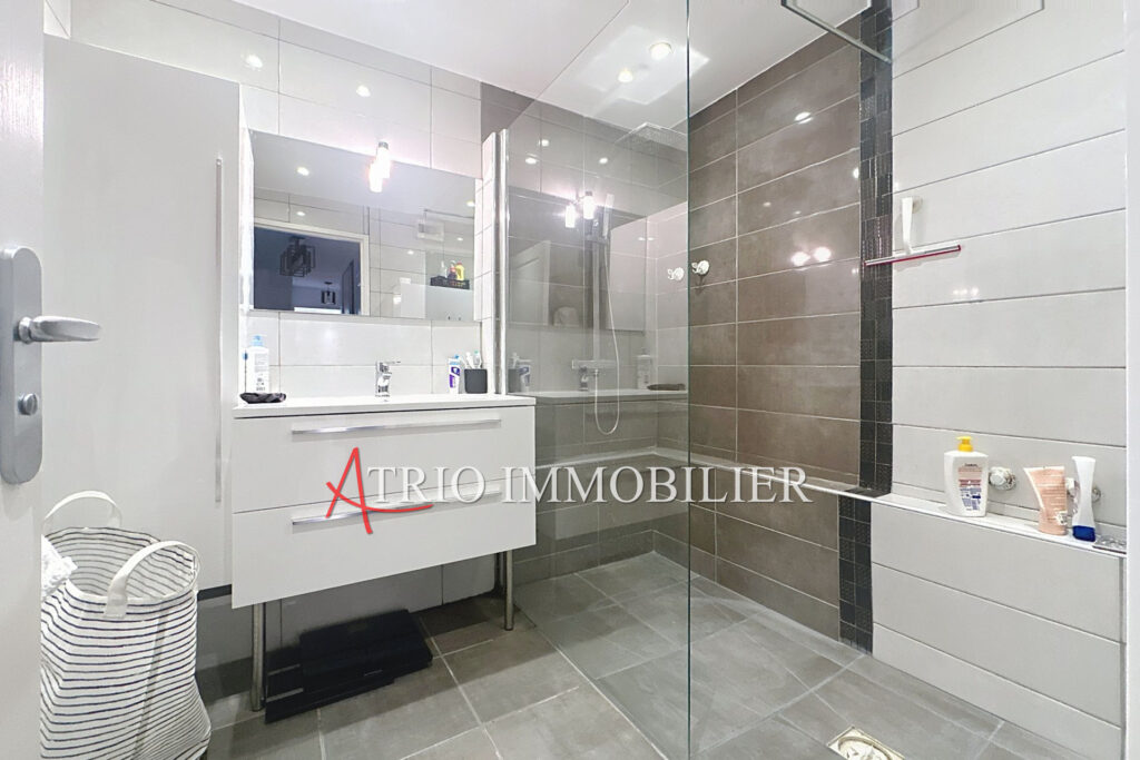 Dans une superbe résidence avec piscine au calme, magnifique 3 – 3 pièces – 2 chambres – 78.00 m²