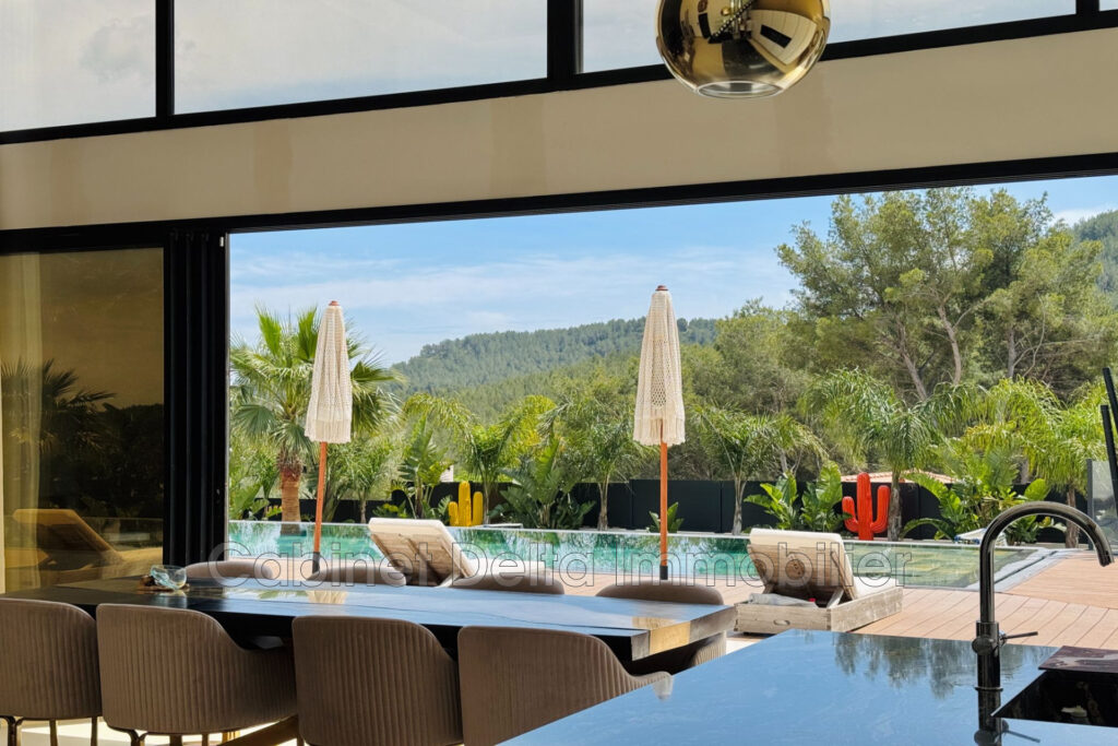 Villa contemporaine à Bandol  Dans un environnement arboré, ce – 6 pièces – 5 chambres – 195.00 m²