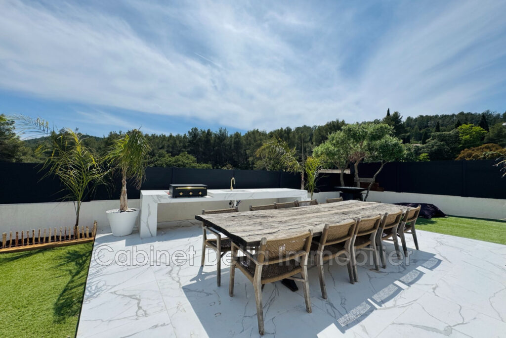 Villa contemporaine à Bandol  Dans un environnement arboré, ce – 6 pièces – 5 chambres – 195.00 m²