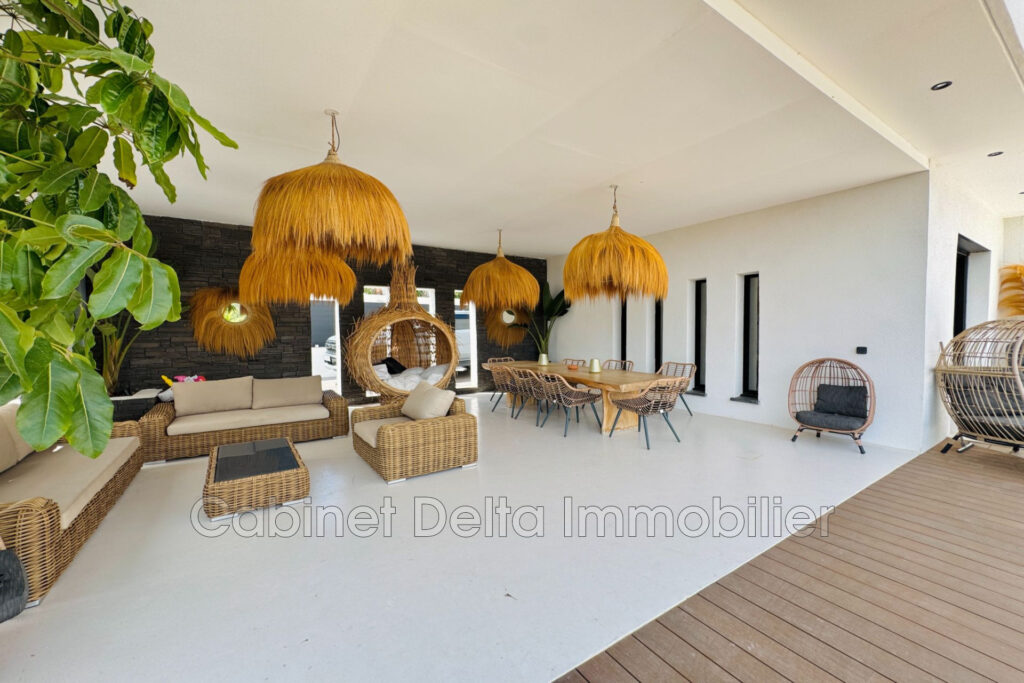 Villa contemporaine à Bandol  Dans un environnement arboré, ce – 6 pièces – 5 chambres – 195.00 m²