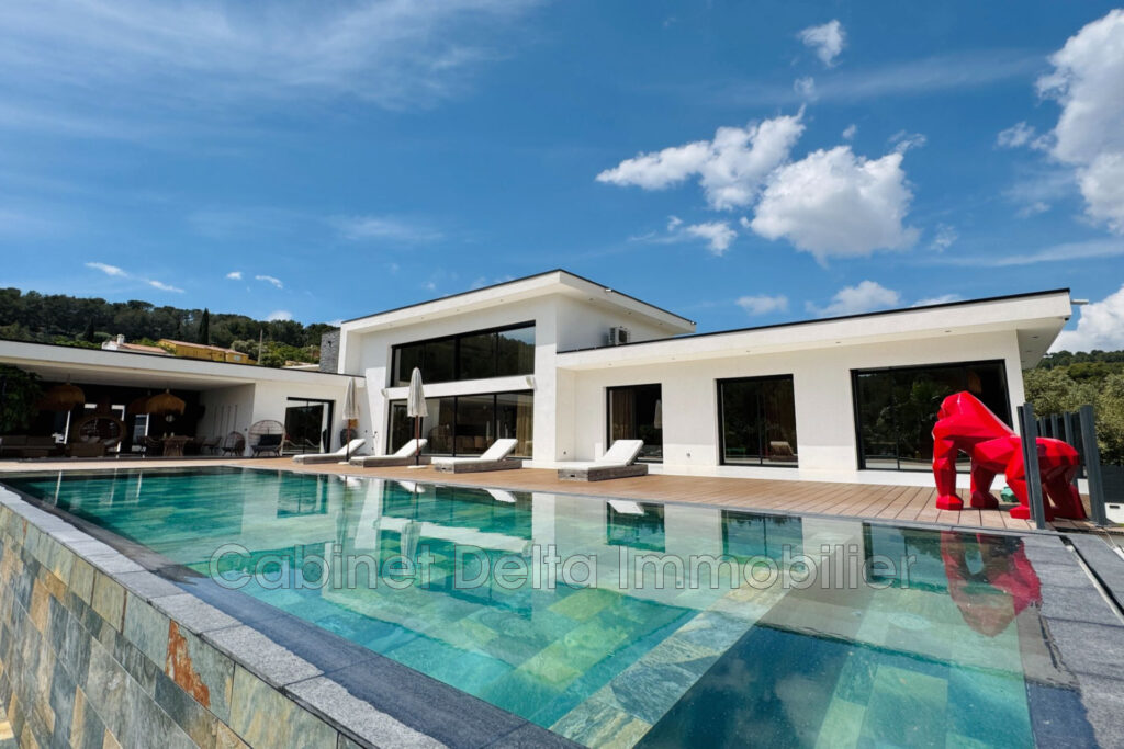 Villa contemporaine à Bandol  Dans un environnement arboré, ce – 6 pièces – 5 chambres – 195.00 m²