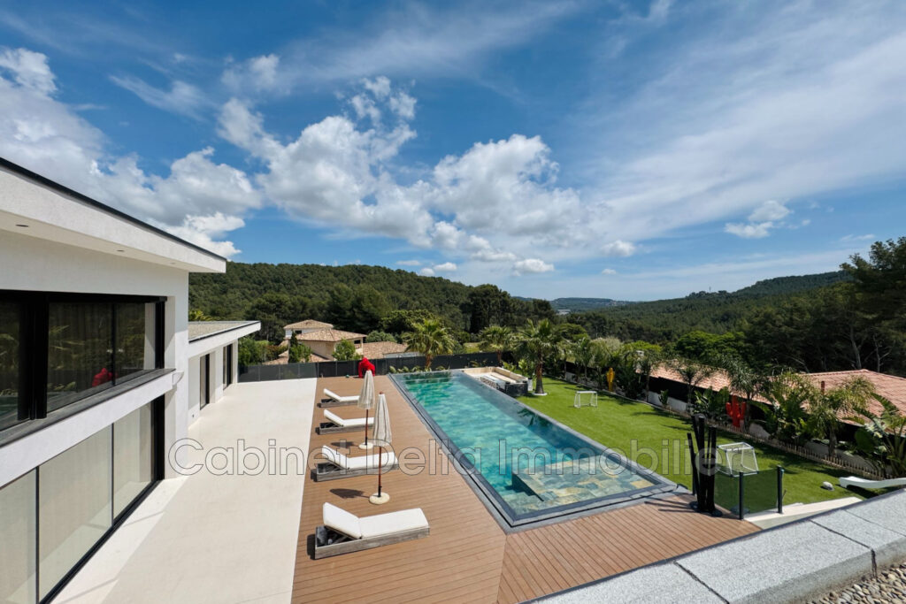 Villa contemporaine à Bandol  Dans un environnement arboré, ce – 6 pièces – 5 chambres – 195.00 m²
