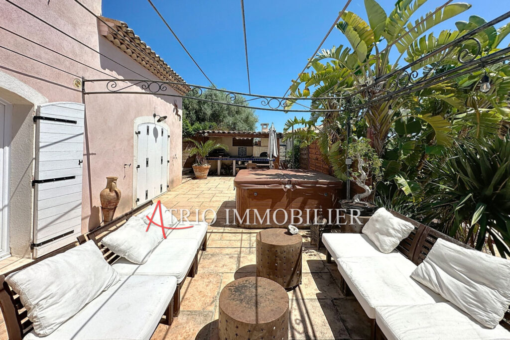 Dans un écrin de verdure à l’abri de toute nuisance et de tout – 7 pièces – 5 chambres – 225.00 m²