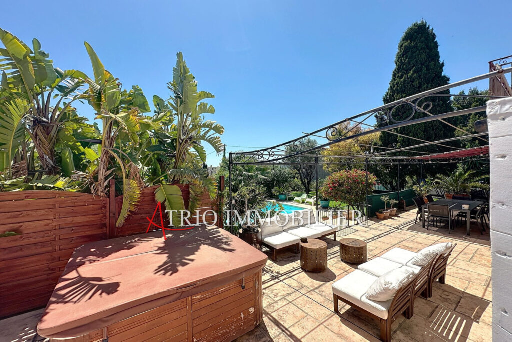 Dans un écrin de verdure à l’abri de toute nuisance et de tout – 7 pièces – 5 chambres – 225.00 m²