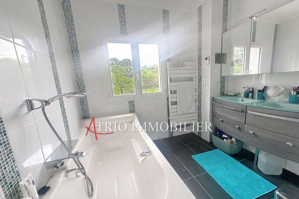 Dans un écrin de verdure à l’abri de toute nuisance et de tout – 7 pièces – 5 chambres – 225.00 m²