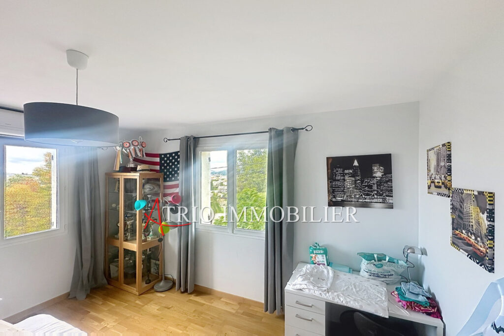 Dans un écrin de verdure à l’abri de toute nuisance et de tout – 7 pièces – 5 chambres – 225.00 m²