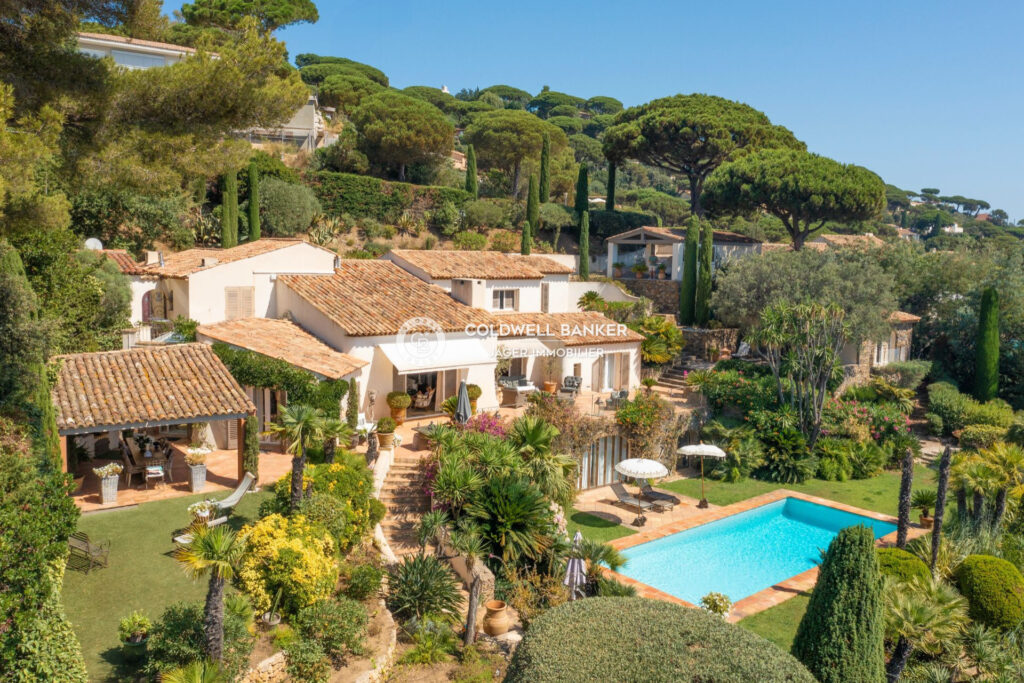 Propriété de charme avec vue mer exceptionnelle  – 10 pièces – 8 chambres – 460.00 m²