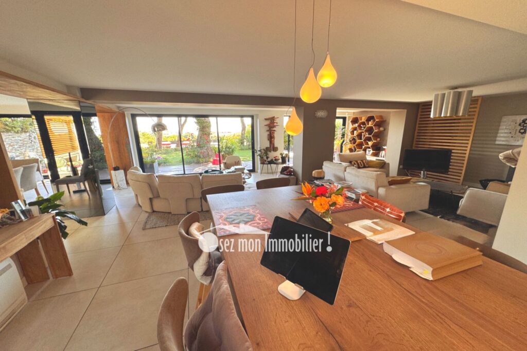 vente villa – NR pièces – 6 chambres – 260.00 m²