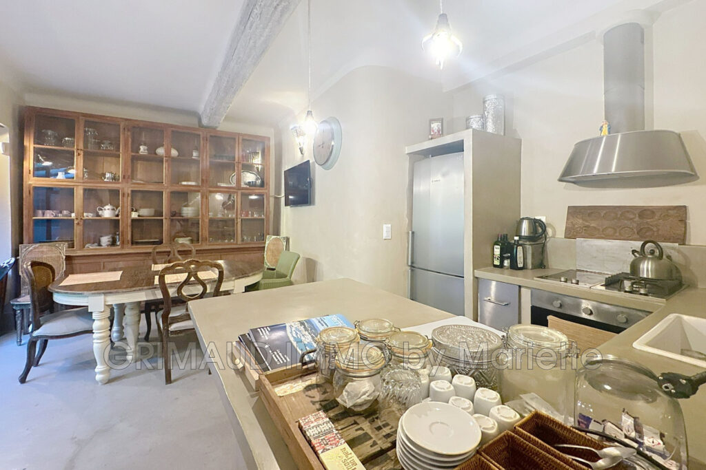 vente maison de village 9 Pièce(s) – 9 pièces – 7 chambres – 4  – 300.00 m²