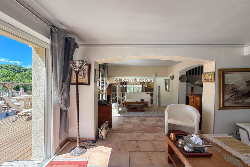 Villa 3 chambres + studio à proximité des plages – 6 pièces – 4 chambres – 206.00 m²