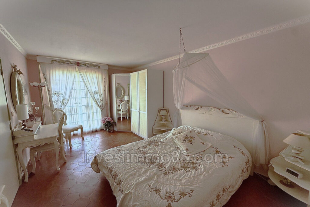 En plein centre Port Grimaud, dans un environnement calme, agr – 2 pièces – 1 chambre – 45.28 m²