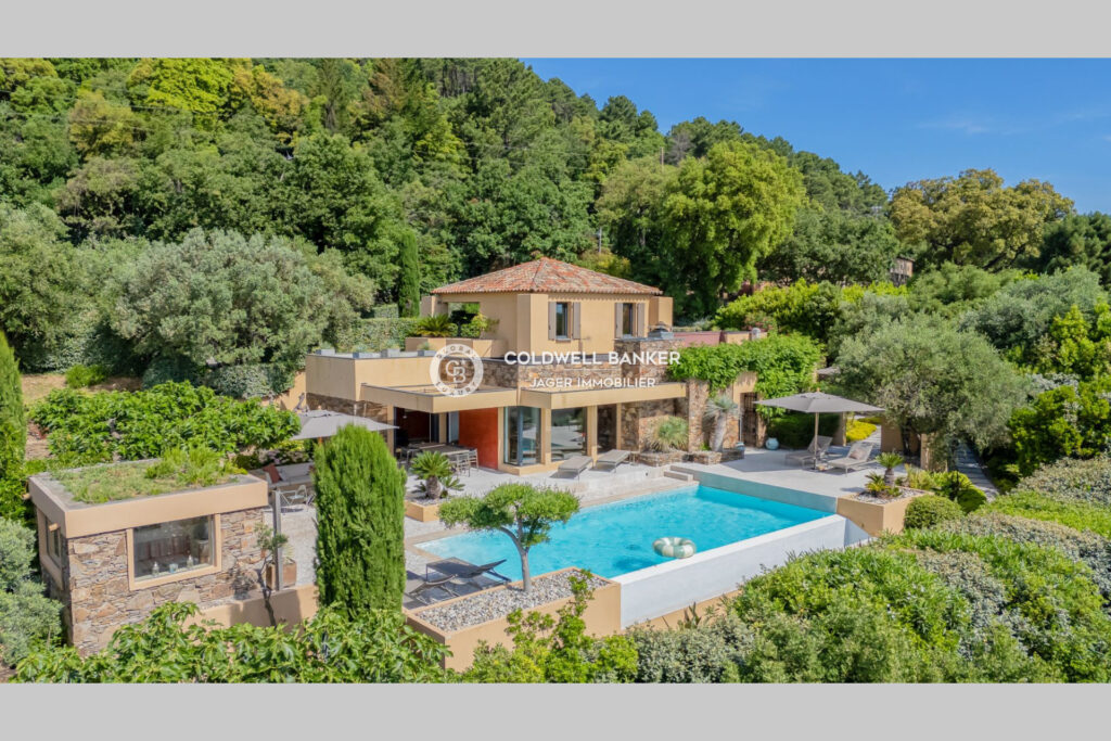 Propriété contemporaine en pierre avec vue panoramique sur les – 5 pièces – 4 chambres – 230.00 m²