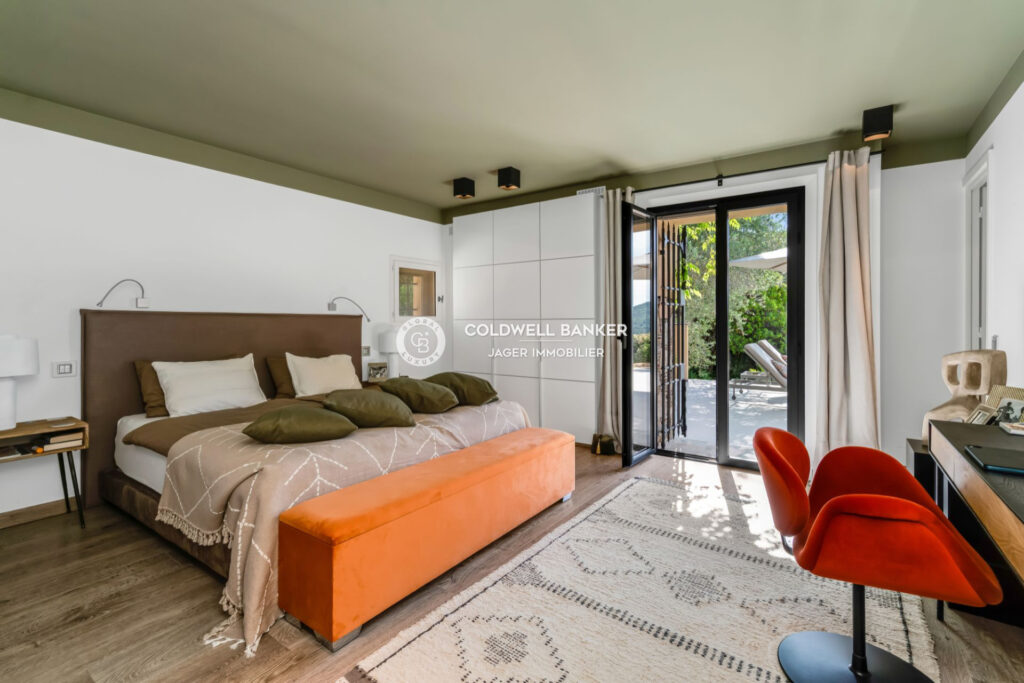 Propriété contemporaine en pierre avec vue panoramique sur les – 5 pièces – 4 chambres – 230.00 m²