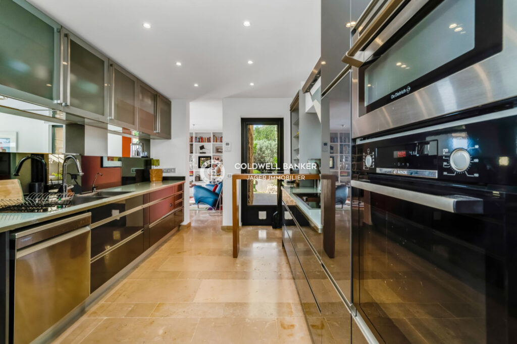 Propriété contemporaine en pierre avec vue panoramique sur les – 5 pièces – 4 chambres – 230.00 m²