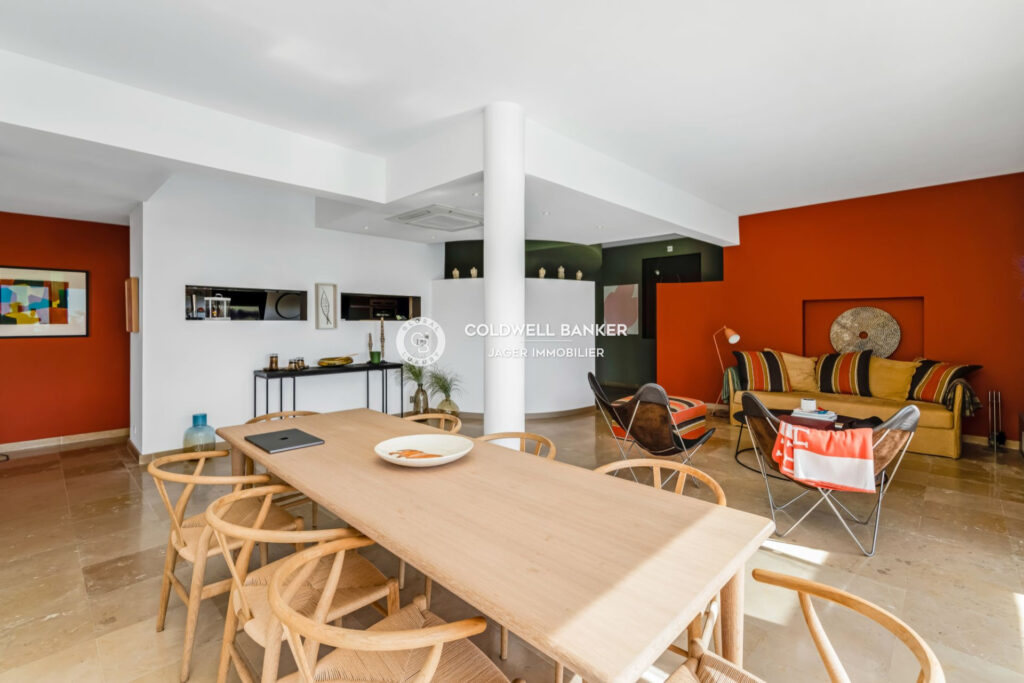 Propriété contemporaine en pierre avec vue panoramique sur les – 5 pièces – 4 chambres – 230.00 m²