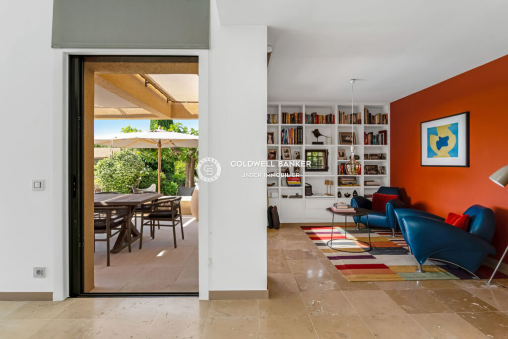 Propriété contemporaine en pierre avec vue panoramique sur les – 5 pièces – 4 chambres – 230.00 m²