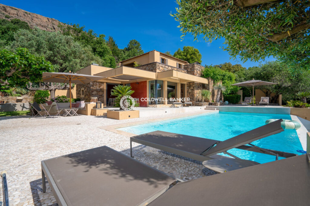 Propriété contemporaine en pierre avec vue panoramique sur les – 5 pièces – 4 chambres – 230.00 m²