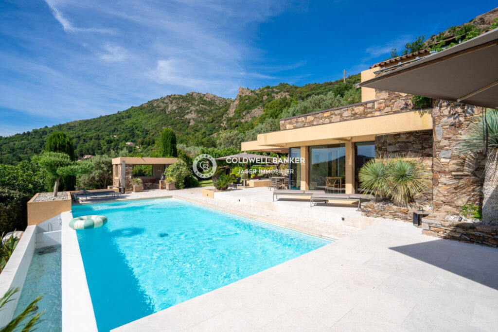 Propriété contemporaine en pierre avec vue panoramique sur les – 5 pièces – 4 chambres – 230.00 m²