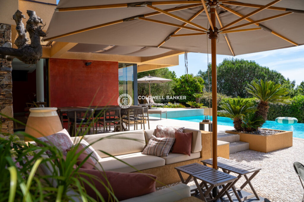 Propriété contemporaine en pierre avec vue panoramique sur les – 5 pièces – 4 chambres – 230.00 m²