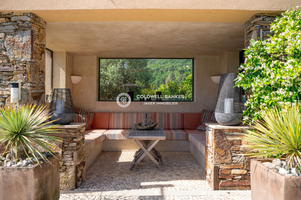 Propriété contemporaine en pierre avec vue panoramique sur les – 5 pièces – 4 chambres – 230.00 m²