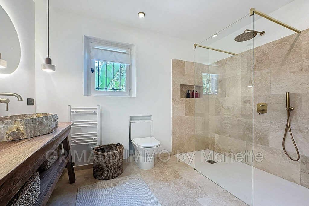 belle proprieté avec 4 chambres et appartement, garage et pisc – 6 pièces – 5 chambres – 197.24 m²