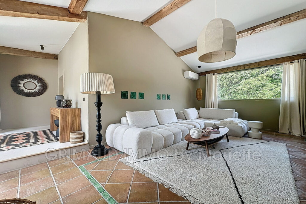 belle proprieté avec 4 chambres et appartement, garage et pisc – 6 pièces – 5 chambres – 197.24 m²