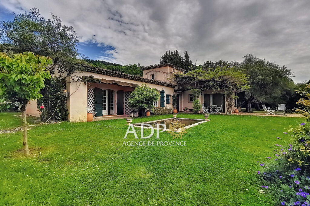 Belle Propriété au calme sur un terrain en Zone Naturelle – NR pièces – 6 chambres – 252.00 m²