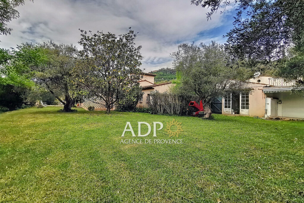 Belle Propriété au calme sur un terrain en Zone Naturelle – NR pièces – 6 chambres – 252.00 m²