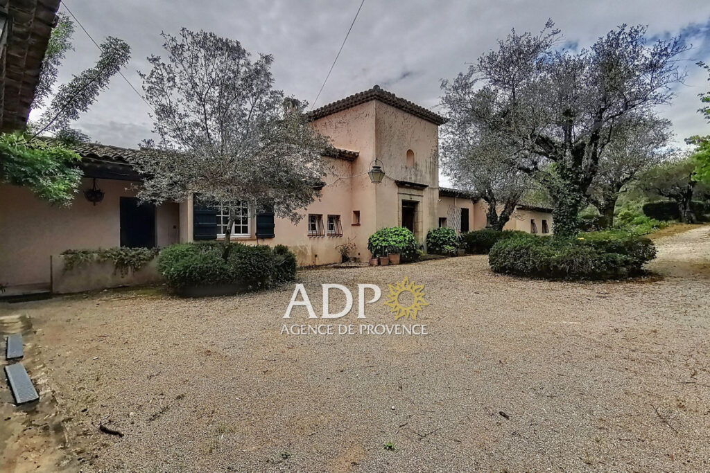 Belle Propriété au calme sur un terrain en Zone Naturelle – NR pièces – 6 chambres – 252.00 m²