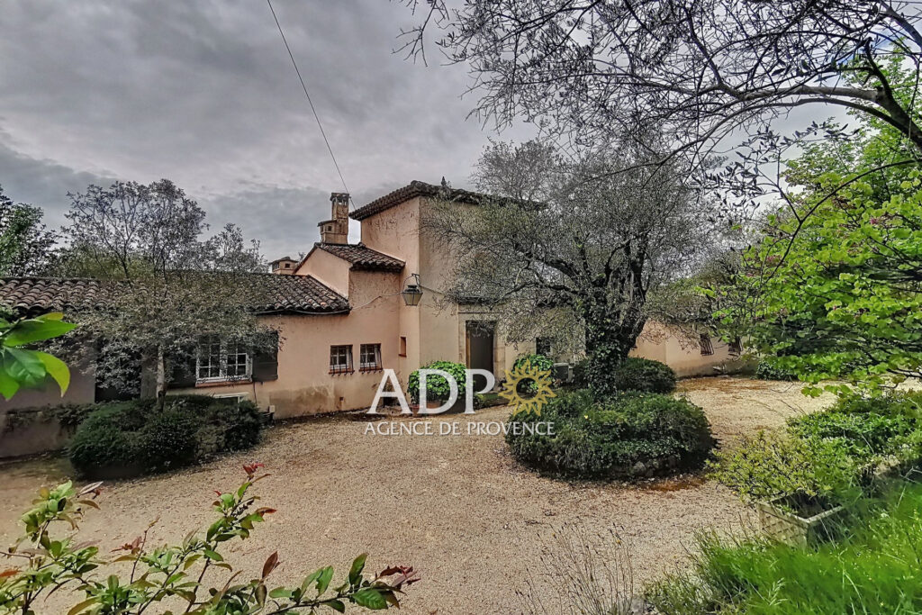 Belle Propriété au calme sur un terrain en Zone Naturelle – NR pièces – 6 chambres – 252.00 m²