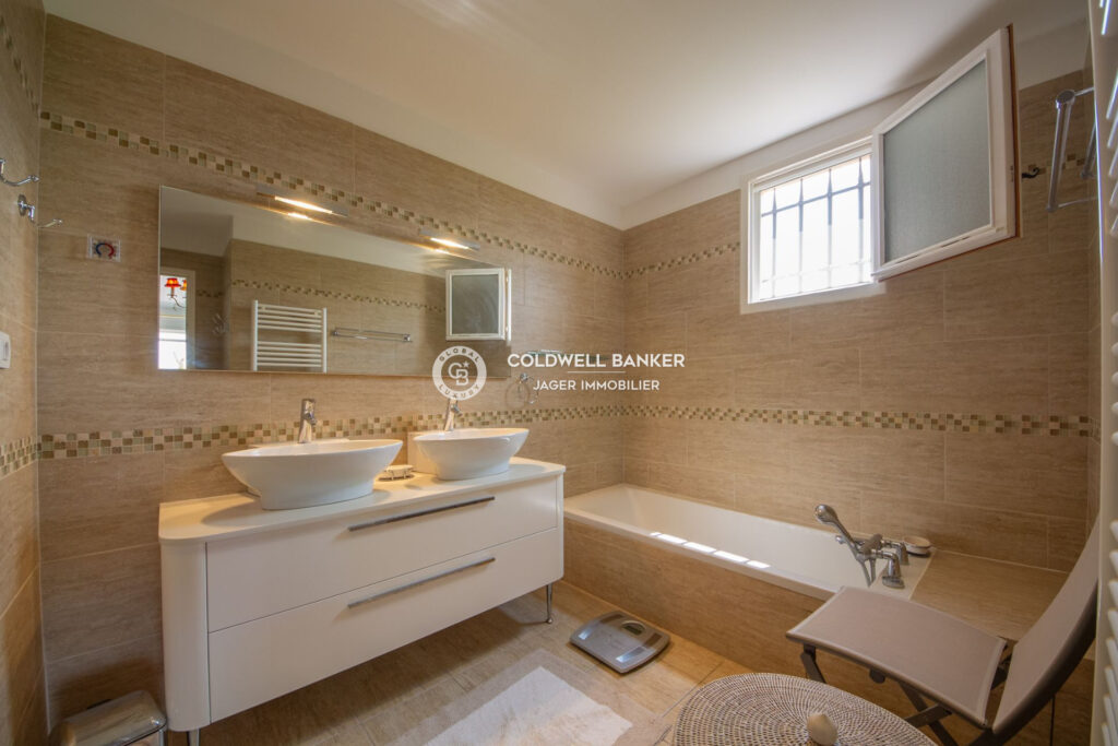 Villa récente nichée au c½ur de la nature, entourée d’une pinè – 4 pièces – 4 chambres – 250.00 m²