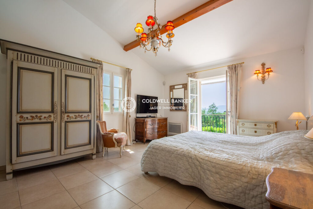 Villa récente nichée au c½ur de la nature, entourée d’une pinè – 4 pièces – 4 chambres – 250.00 m²