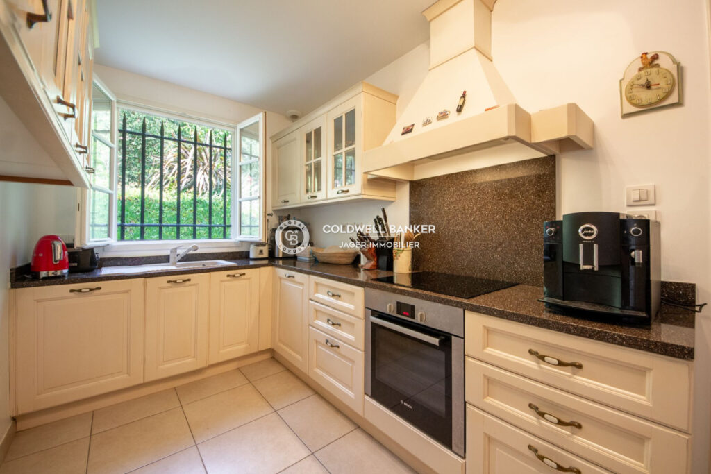 Villa récente nichée au c½ur de la nature, entourée d’une pinè – 4 pièces – 4 chambres – 250.00 m²