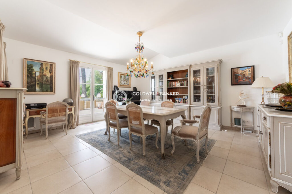 Villa récente nichée au c½ur de la nature, entourée d’une pinè – 4 pièces – 4 chambres – 250.00 m²