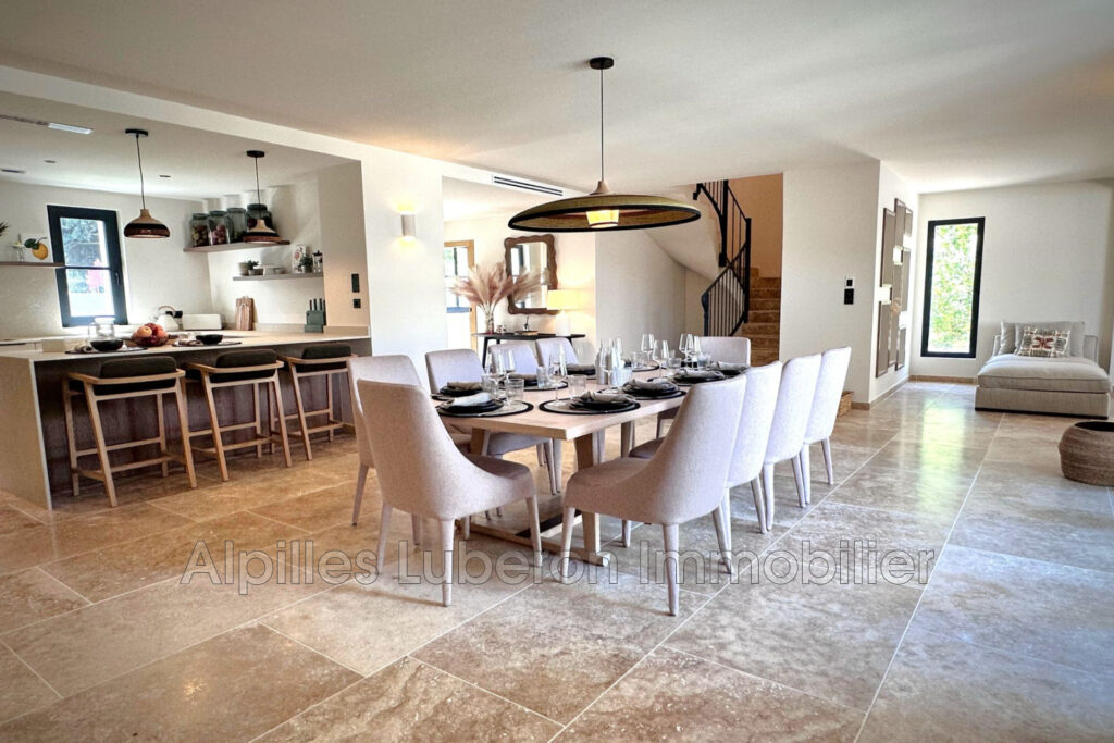 location saisonnière maison de village 6 Pièce(s) – 6 pièces – 4 chambres – 219.00 m²