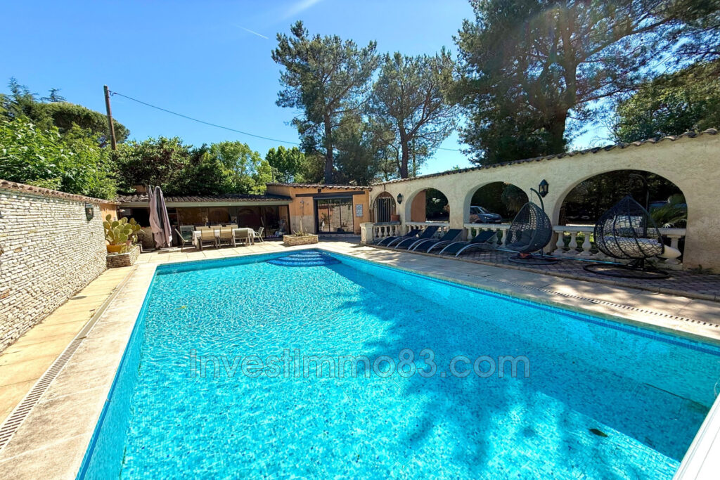 Proche des commodités et des axes routiers, dans un quartier r – 7 pièces – NR chambres – 250.00 m²