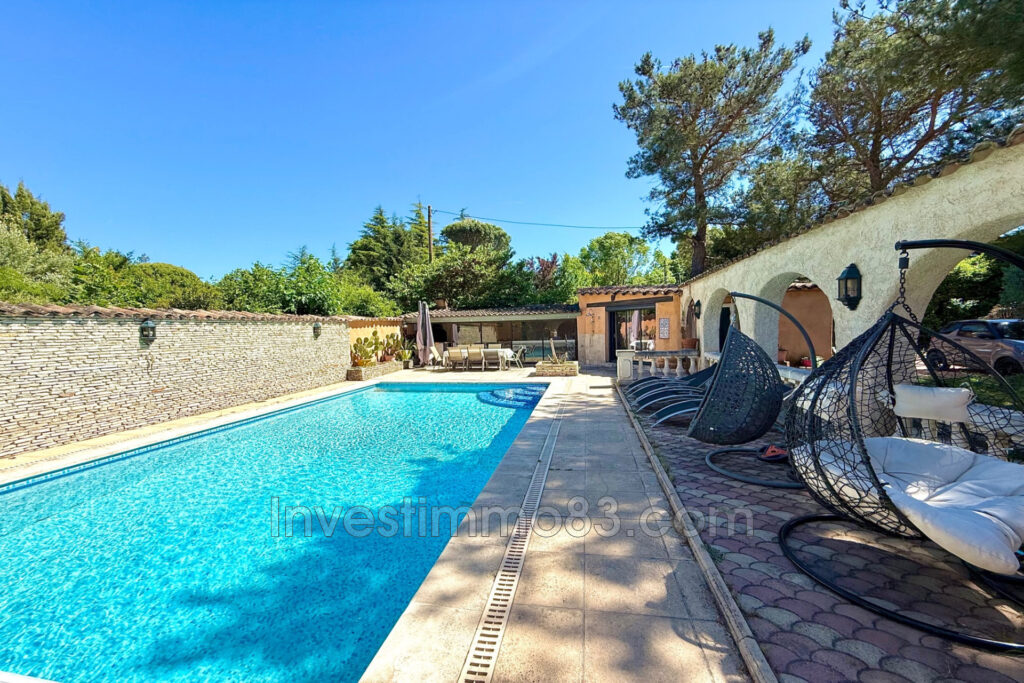 Proche des commodités et des axes routiers, dans un quartier r – 7 pièces – NR chambres – 250.00 m²