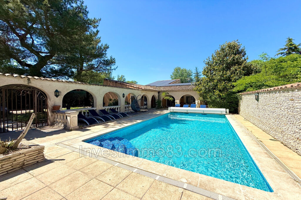 Proche des commodités et des axes routiers, dans un quartier r – 7 pièces – NR chambres – 250.00 m²