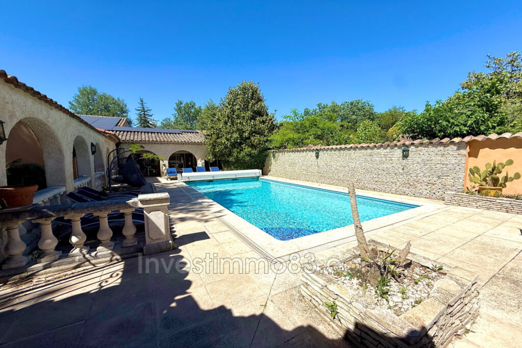 Proche des commodités et des axes routiers, dans un quartier r – 7 pièces – NR chambres – 250.00 m²